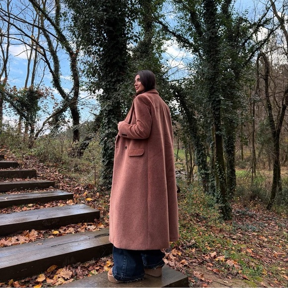 Luxury Wool-Blend Long Coat - Picture 4 of 8